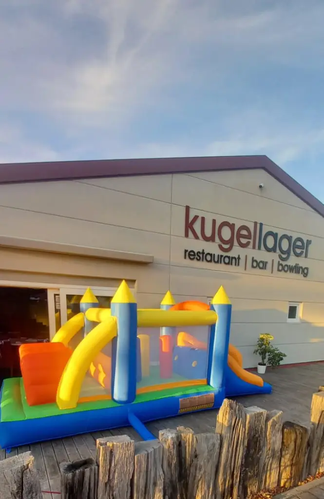 Hüpfburg für Schulanfänger vor dem Bowlingtreff Kugellager Grimma